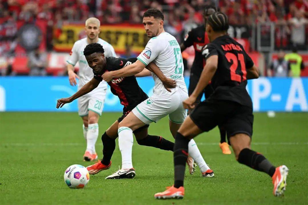 开元体育官方网站-里程碑夜！勒沃库森远射贴柱；德甲集结日刷纪录；赛场秩序良好；控场能力受关注的简单介绍