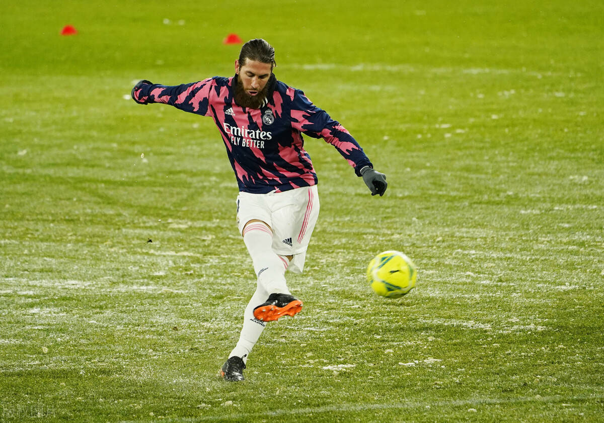 哈兰德在老鹰比赛中突破纪录穆古鲁扎关键节点关键助攻，转会期马德里竞技回应争议瞬间刷屏的简单介绍